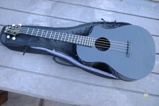 Klōs Guitars Full Carbon Baritone Ukulele - REVIEW